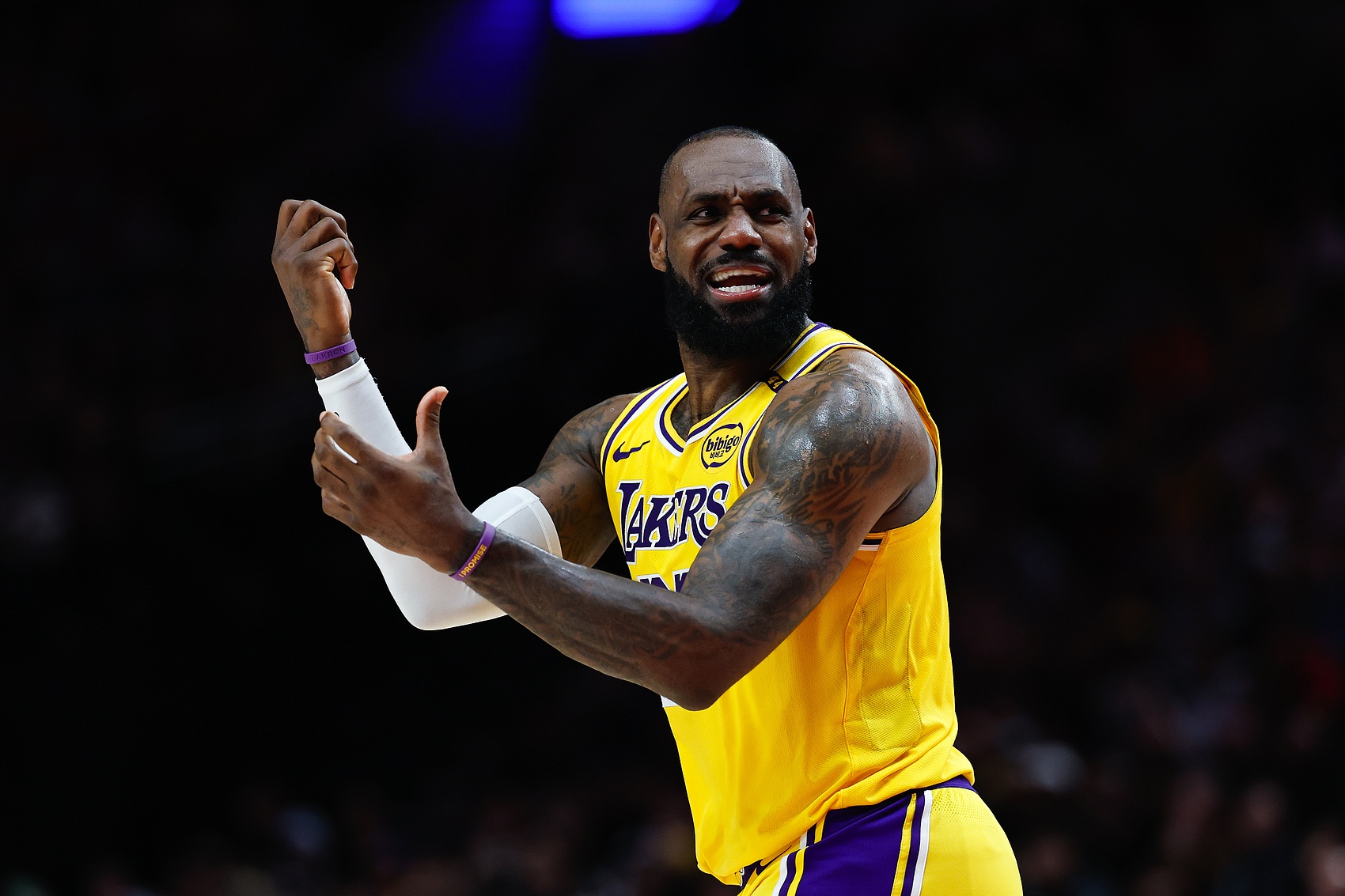 夸梅-布朗：詹姆斯向NBA宣战了 这就是NBA把他捧成国王应得的下场